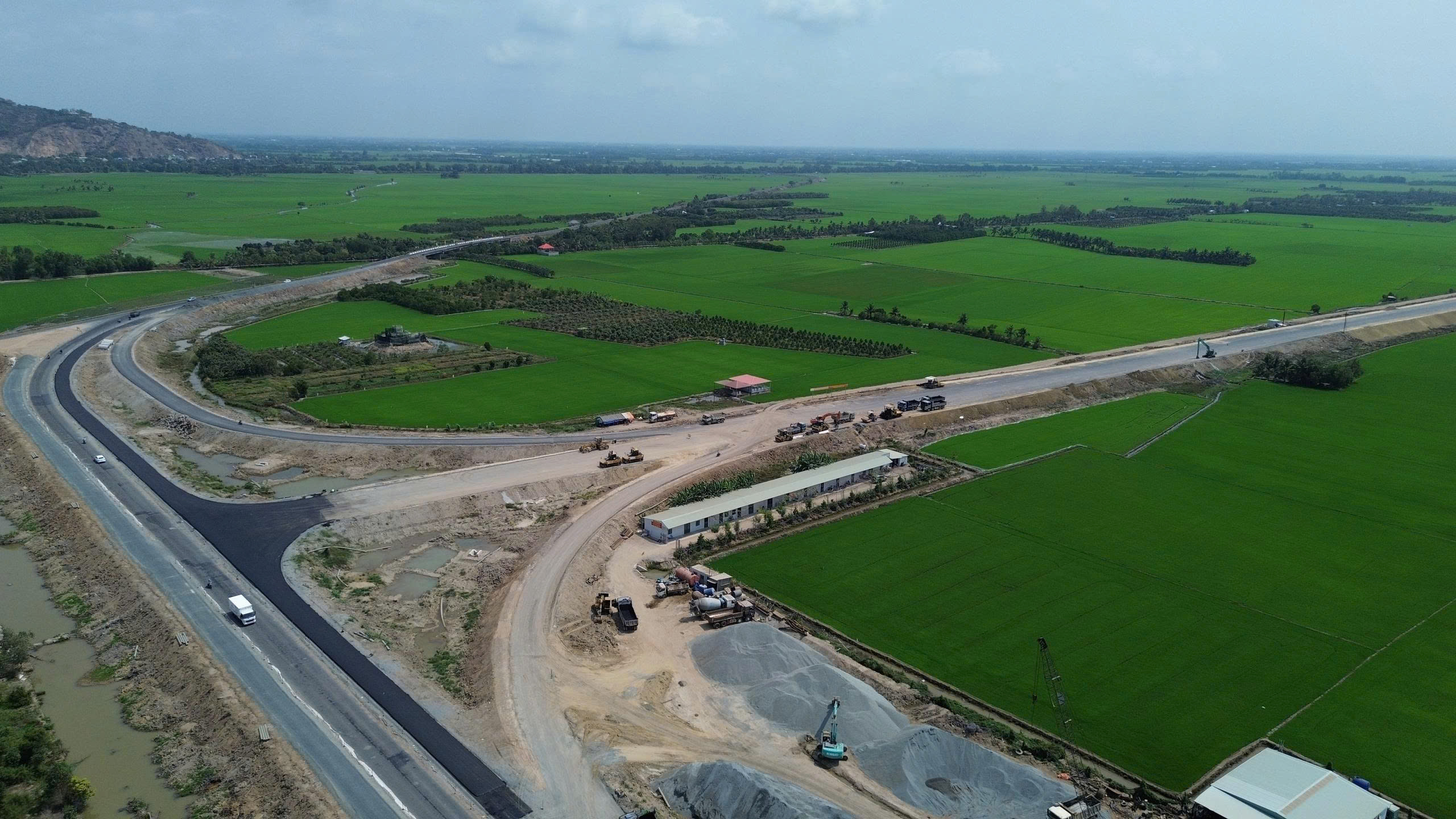 L&atilde;nh đạo tỉnh An Giang động vi&ecirc;n c&ocirc;ng nh&acirc;n thi c&ocirc;ng cao tốc Cần Thơ - Ch&acirc;u Đốc - S&oacute;c Trăng - Ảnh 2.