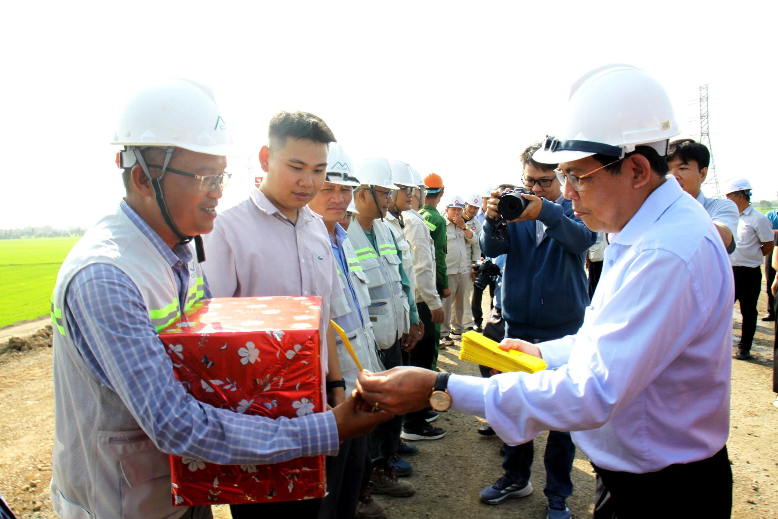 L&atilde;nh đạo tỉnh An Giang động vi&ecirc;n c&ocirc;ng nh&acirc;n thi c&ocirc;ng cao tốc Cần Thơ - Ch&acirc;u Đốc - S&oacute;c Trăng - Ảnh 7.