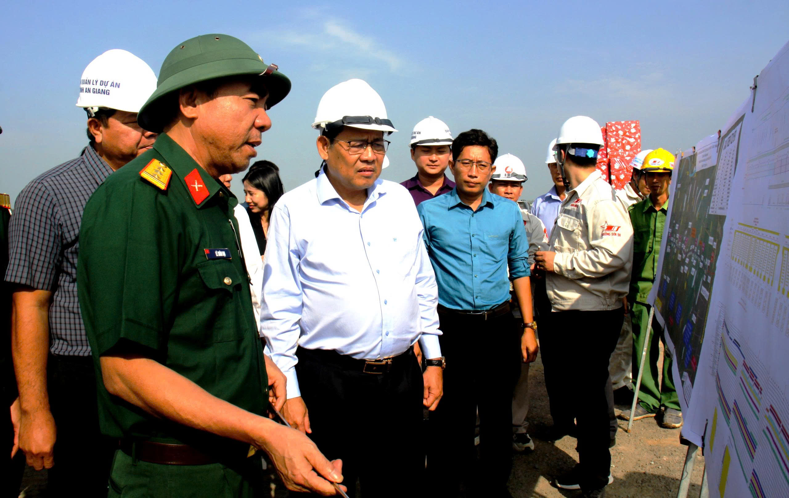 L&atilde;nh đạo tỉnh An Giang động vi&ecirc;n c&ocirc;ng nh&acirc;n thi c&ocirc;ng cao tốc Cần Thơ - Ch&acirc;u Đốc - S&oacute;c Trăng - Ảnh 3.