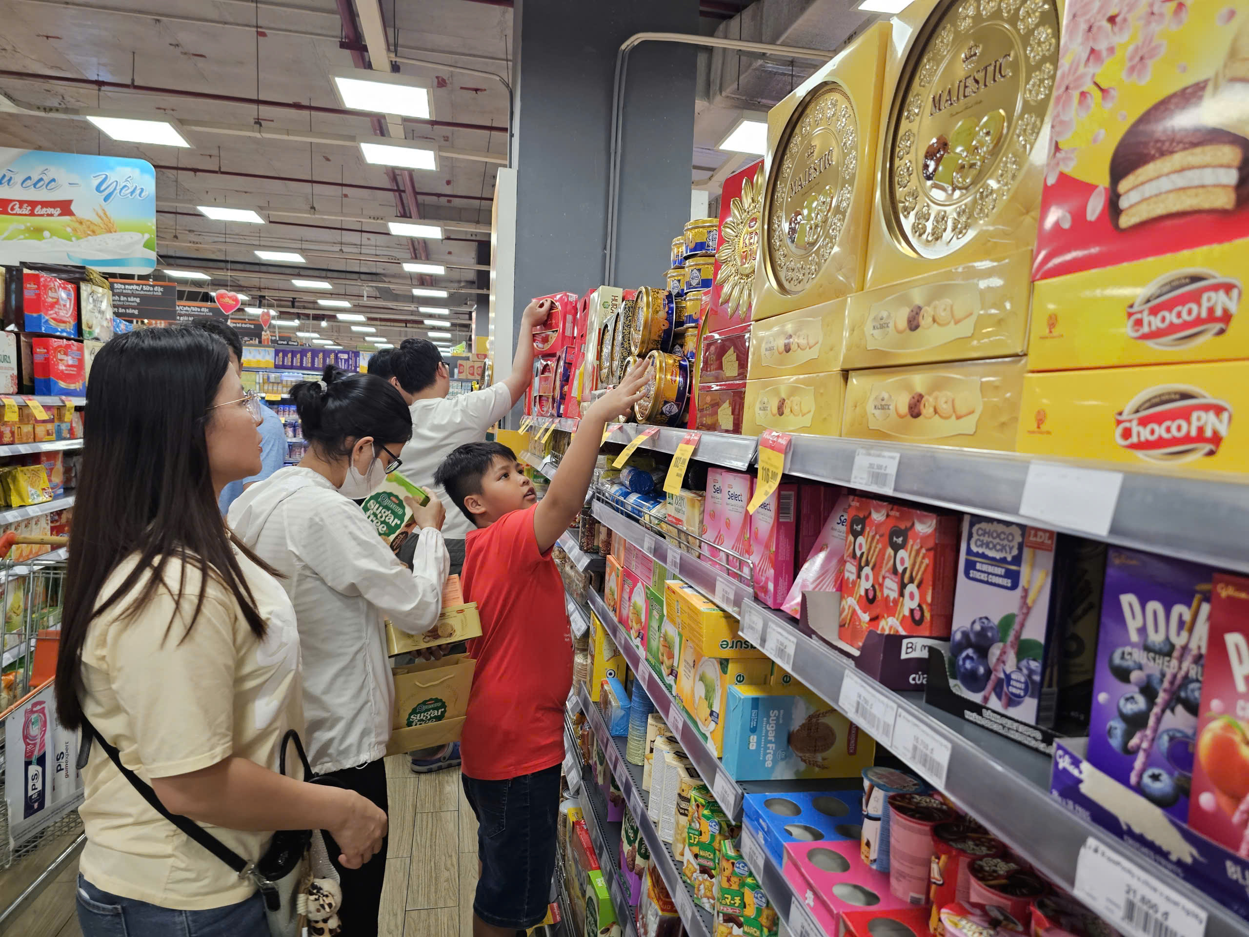 Khung cảnh trái ngược ở siêu thị và chợ truyền thống TPHCM ngày 26 Tết - Ảnh 2.