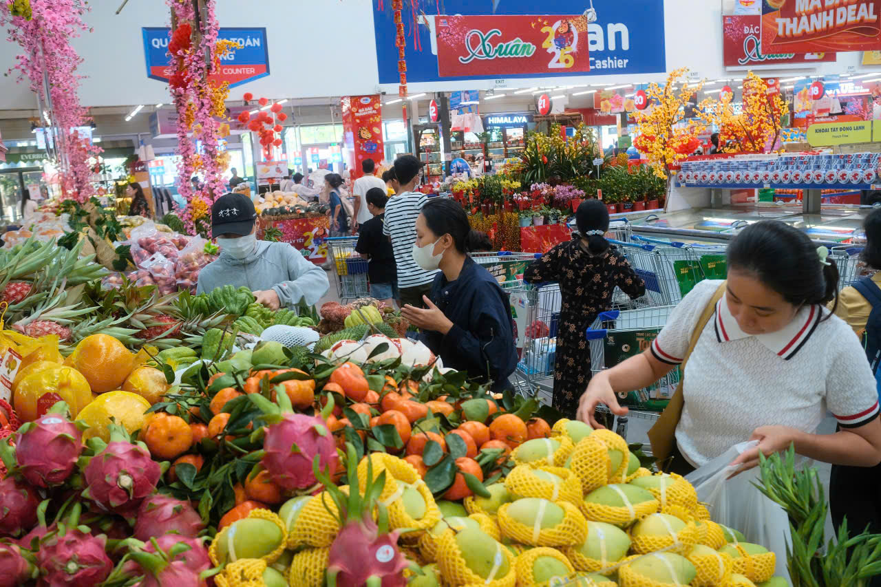 Khung cảnh trái ngược ở siêu thị và chợ truyền thống TPHCM ngày 26 Tết - Ảnh 5.