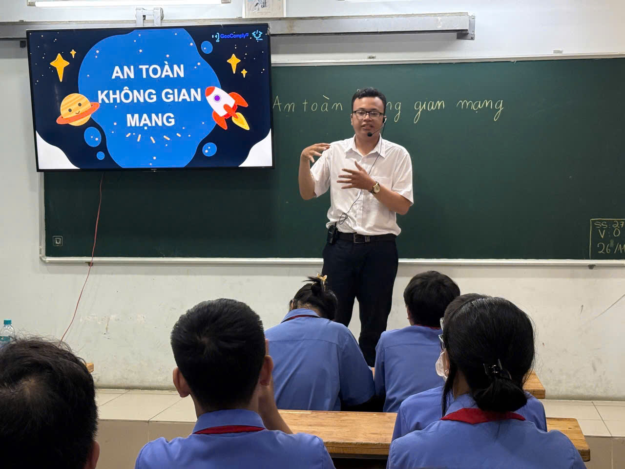 Gặp thầy hiệu trưởng ở ngôi trường học sinh chỉ đóng 10.000 đồng/tháng tiền trường - Ảnh 3.