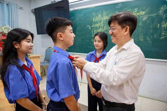 Gặp thầy hiệu trưởng ở ngôi trường học sinh chỉ đóng 10.000 đồng/tháng tiền trường - Ảnh 1.