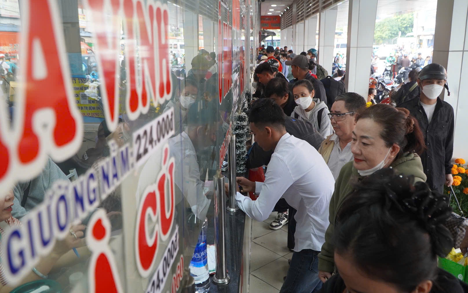 Cao điểm Tết Bính Ngọ: Bến xe Miền Tây đón lượng khách kỷ lục, Miền Đông mới "cháy vé" giờ vàng
