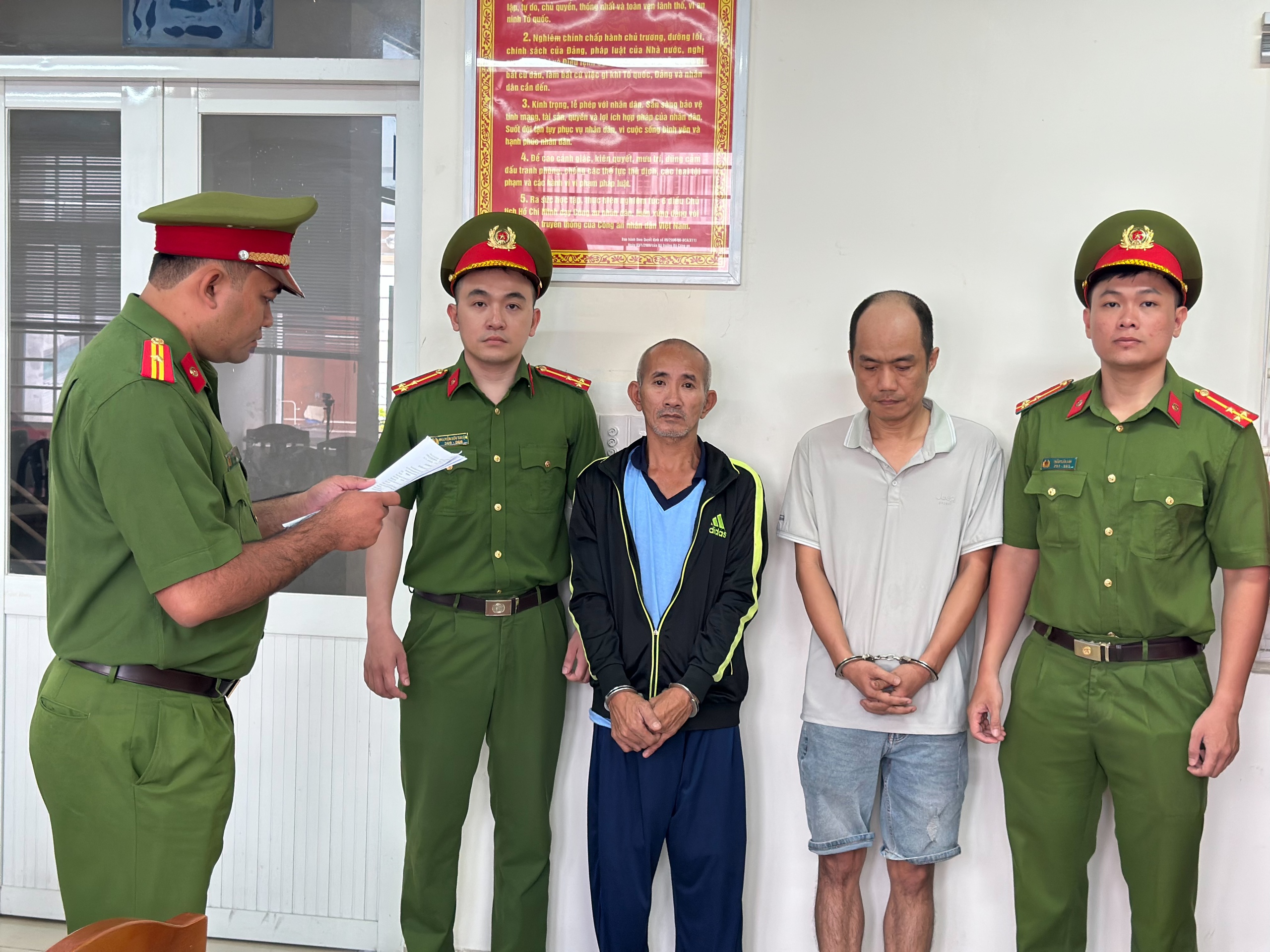 TPHCM: Hai người đ&aacute;nh nhau giữa đường bị khởi tố v&igrave; G&acirc;y rối trật tự c&ocirc;ng cộng - Ảnh 1.