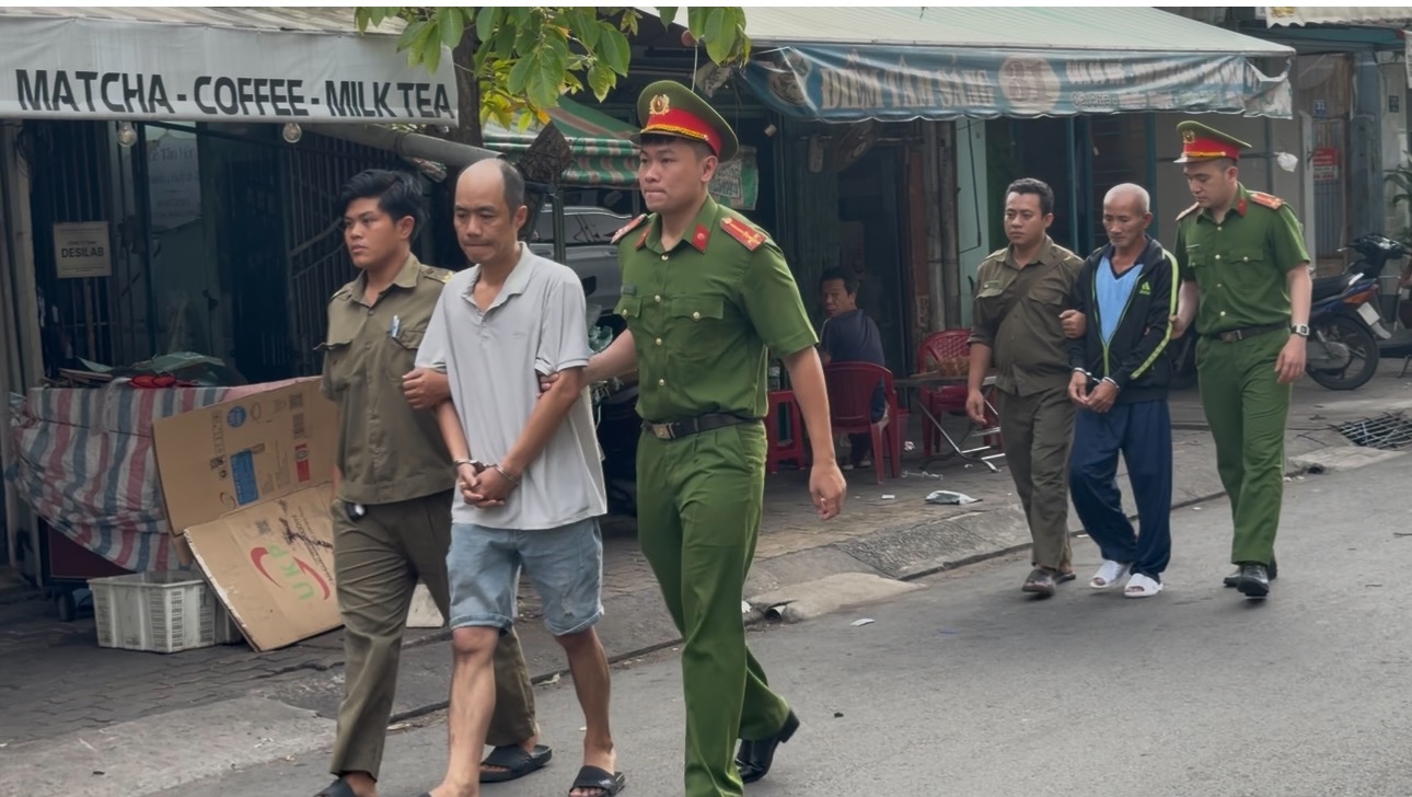 TPHCM: Hai người đ&aacute;nh nhau giữa đường bị khởi tố v&igrave; G&acirc;y rối trật tự c&ocirc;ng cộng - Ảnh 2.