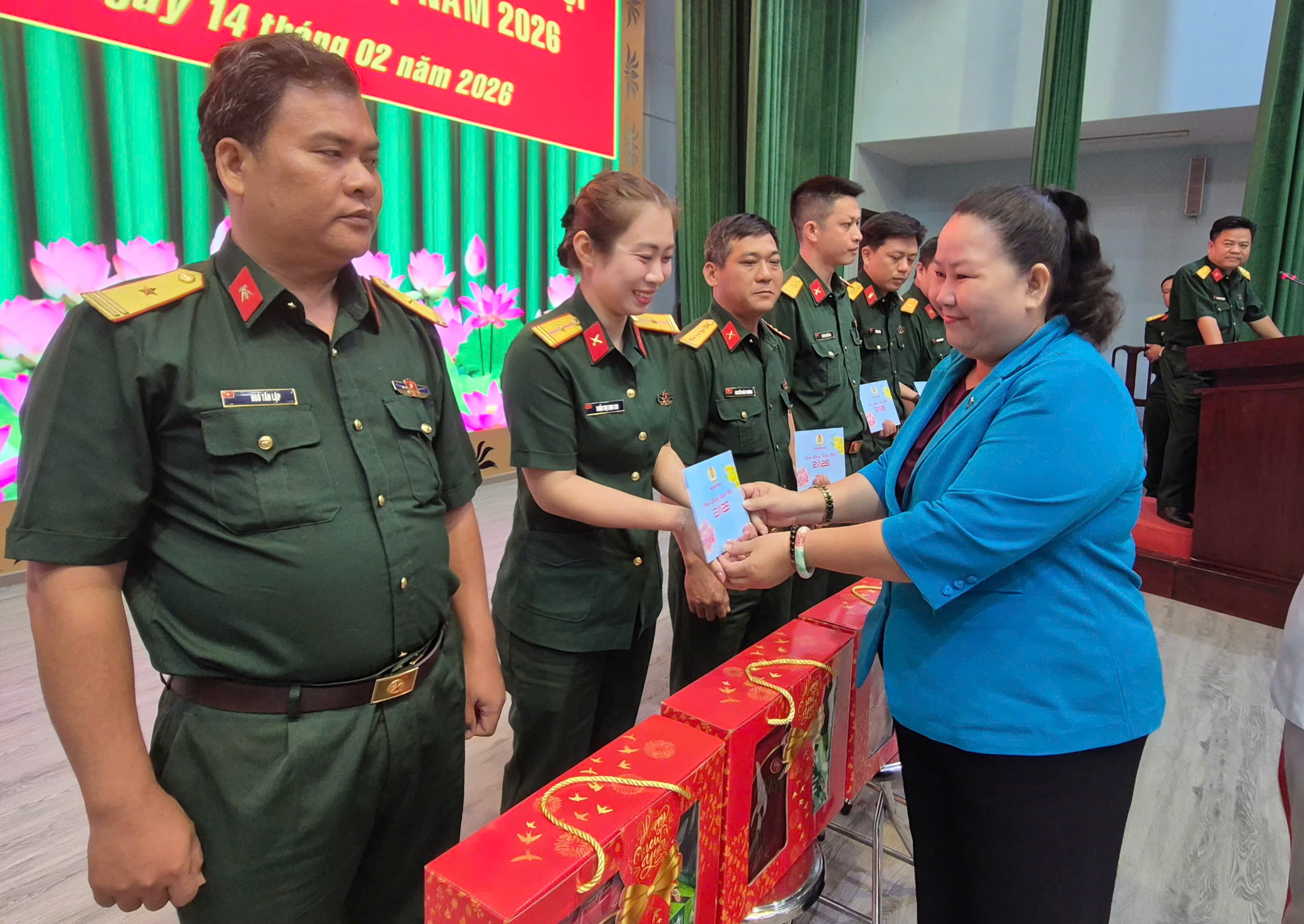Ấm áp "Tết Công đoàn – Nghĩa tình hậu phương quân đội" - Ảnh 2.
