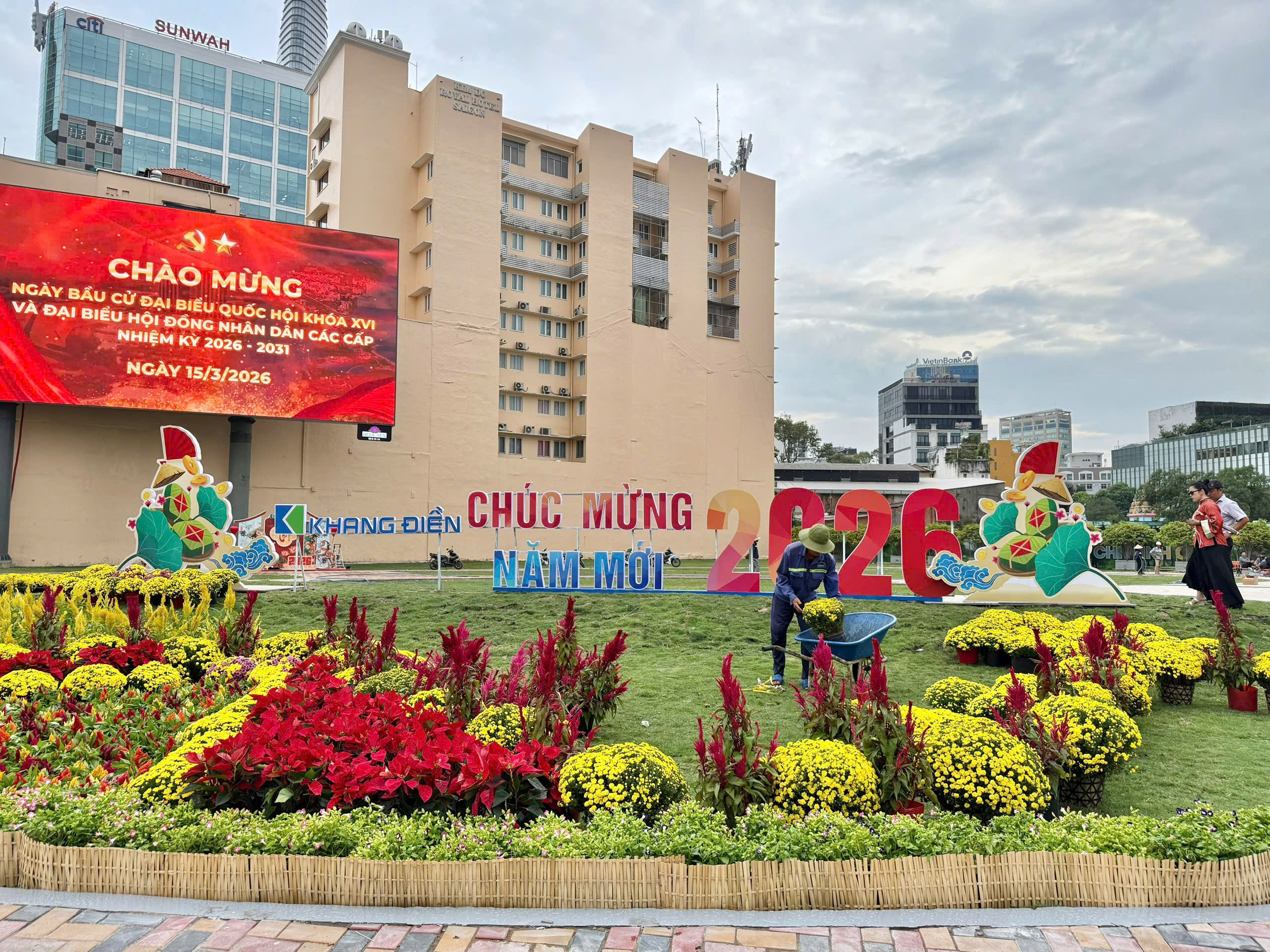 TPHCM rực rỡ sắc màu những ngày Tết đến Xuân về - Ảnh 9.