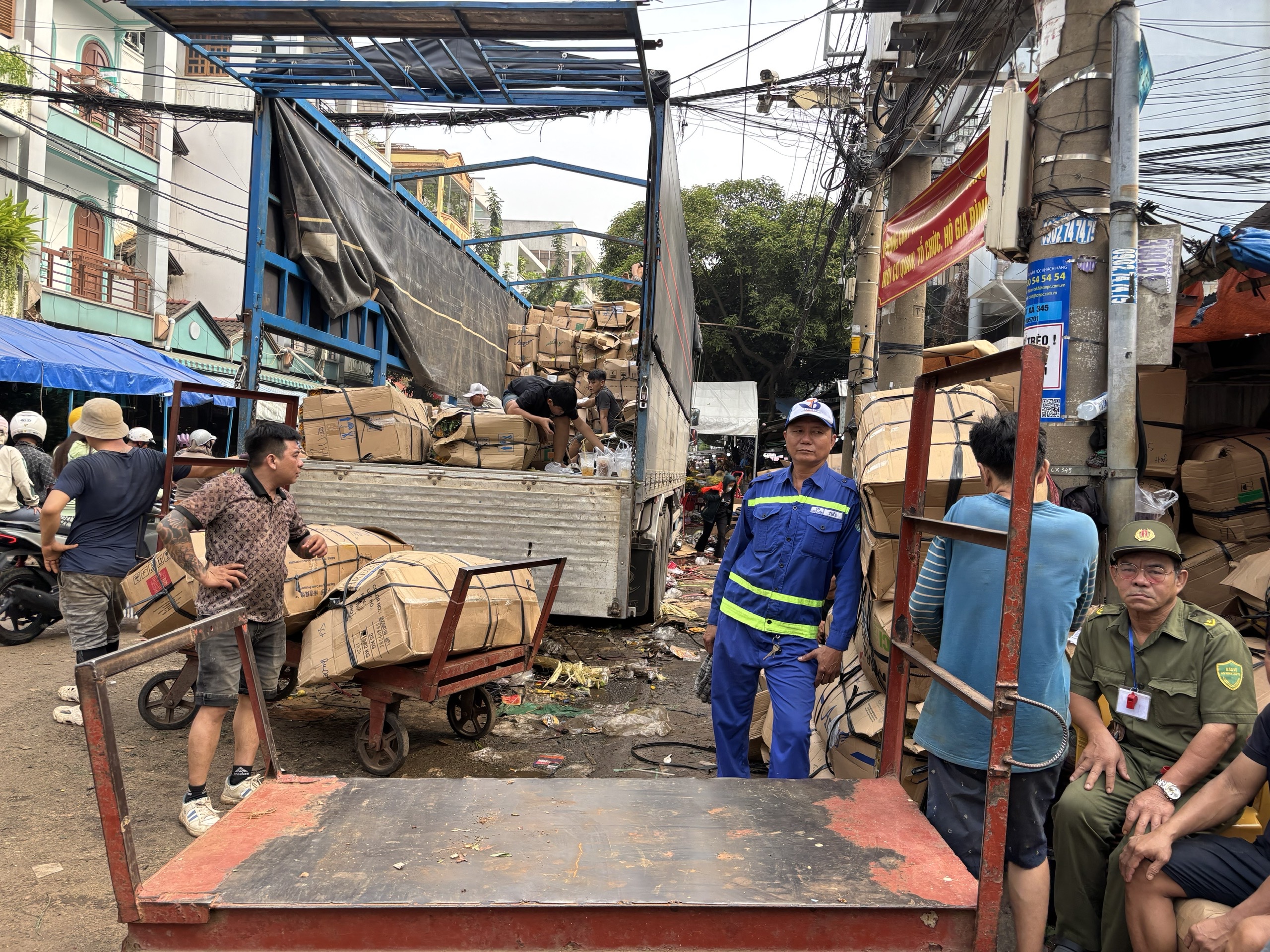 Thị trường hoa Tết 2026: Giá cả và xu hướng mua sắm tại chợ đầu mối - Ảnh 4.