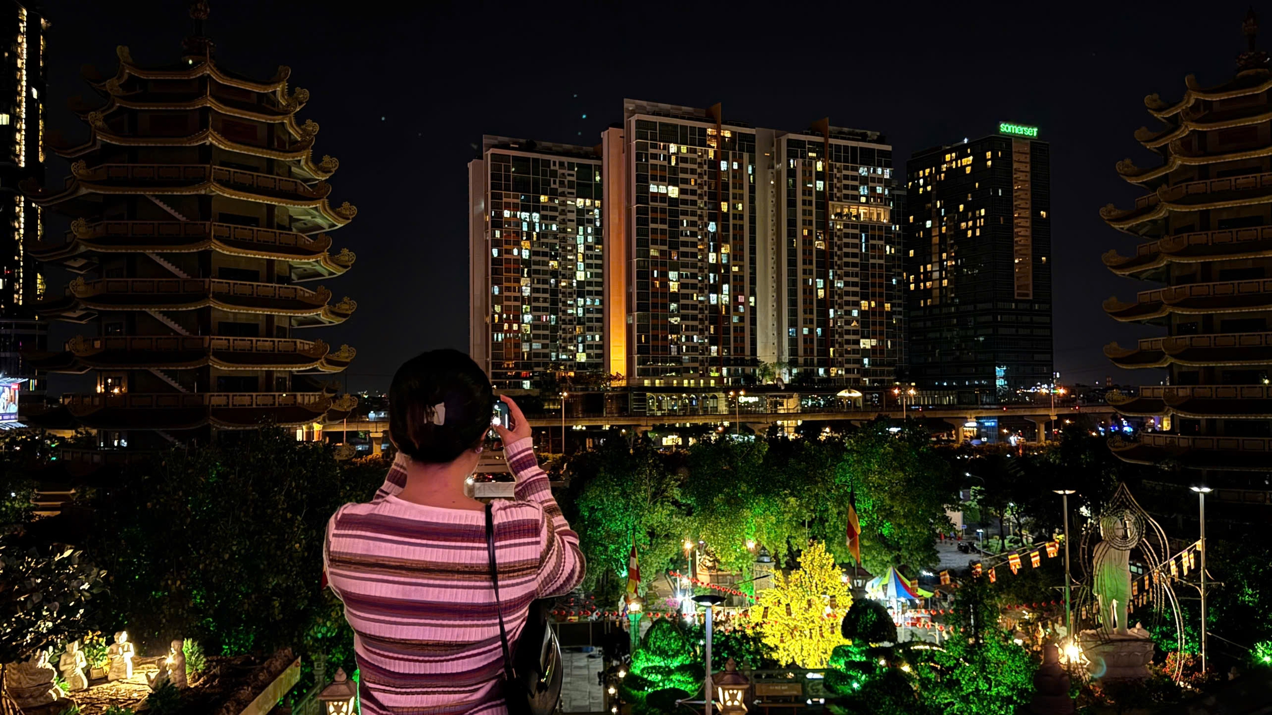 Cuối năm, người dân TPHCM tìm về chùa để nhẹ lòng - Ảnh 6.