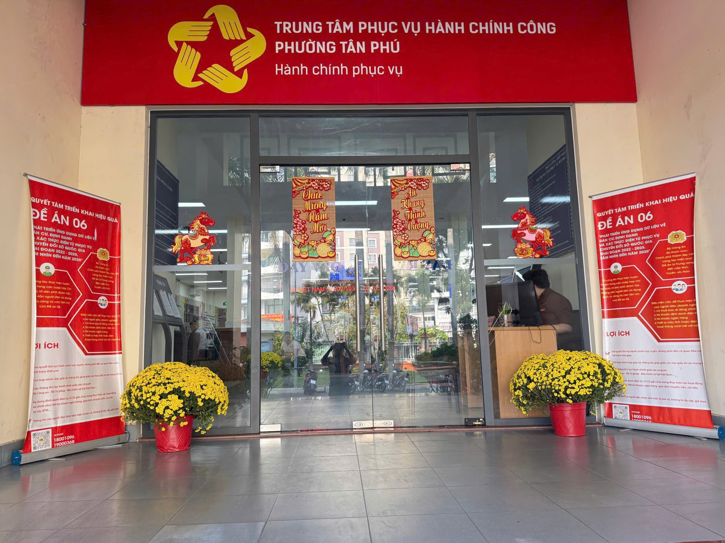TPHCM rực rỡ sắc màu những ngày Tết đến Xuân về - Ảnh 18.