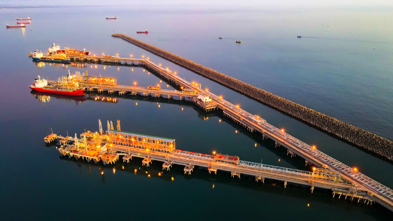 Vận hành tối đa Nhà máy lọc dầu Dung Quất, bảo đảm nguồn cung xăng dầu dịp Tết - Ảnh 3.