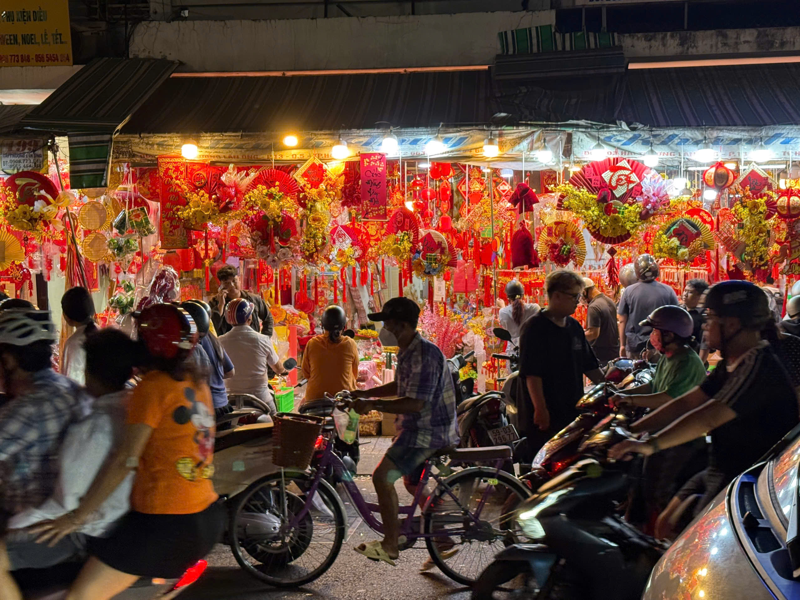 TPHCM rực rỡ sắc màu những ngày Tết đến Xuân về - Ảnh 24.