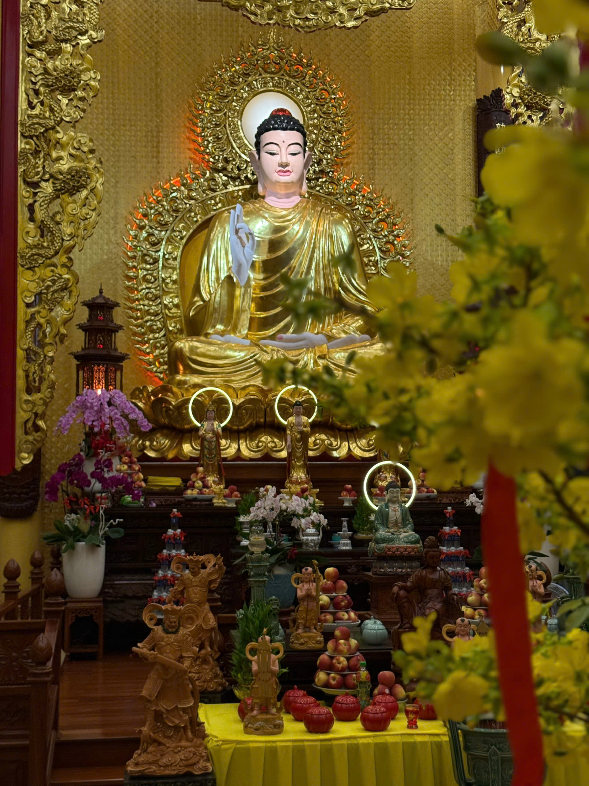 Cuối năm, người dân TPHCM tìm về chùa để nhẹ lòng - Ảnh 3.