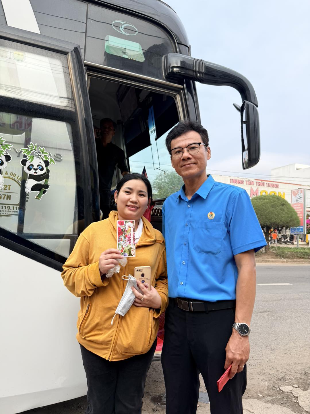 Xúc động chuyến tàu, xe Xuân chở công nhân Đồng Nai về quê - Ảnh 9.