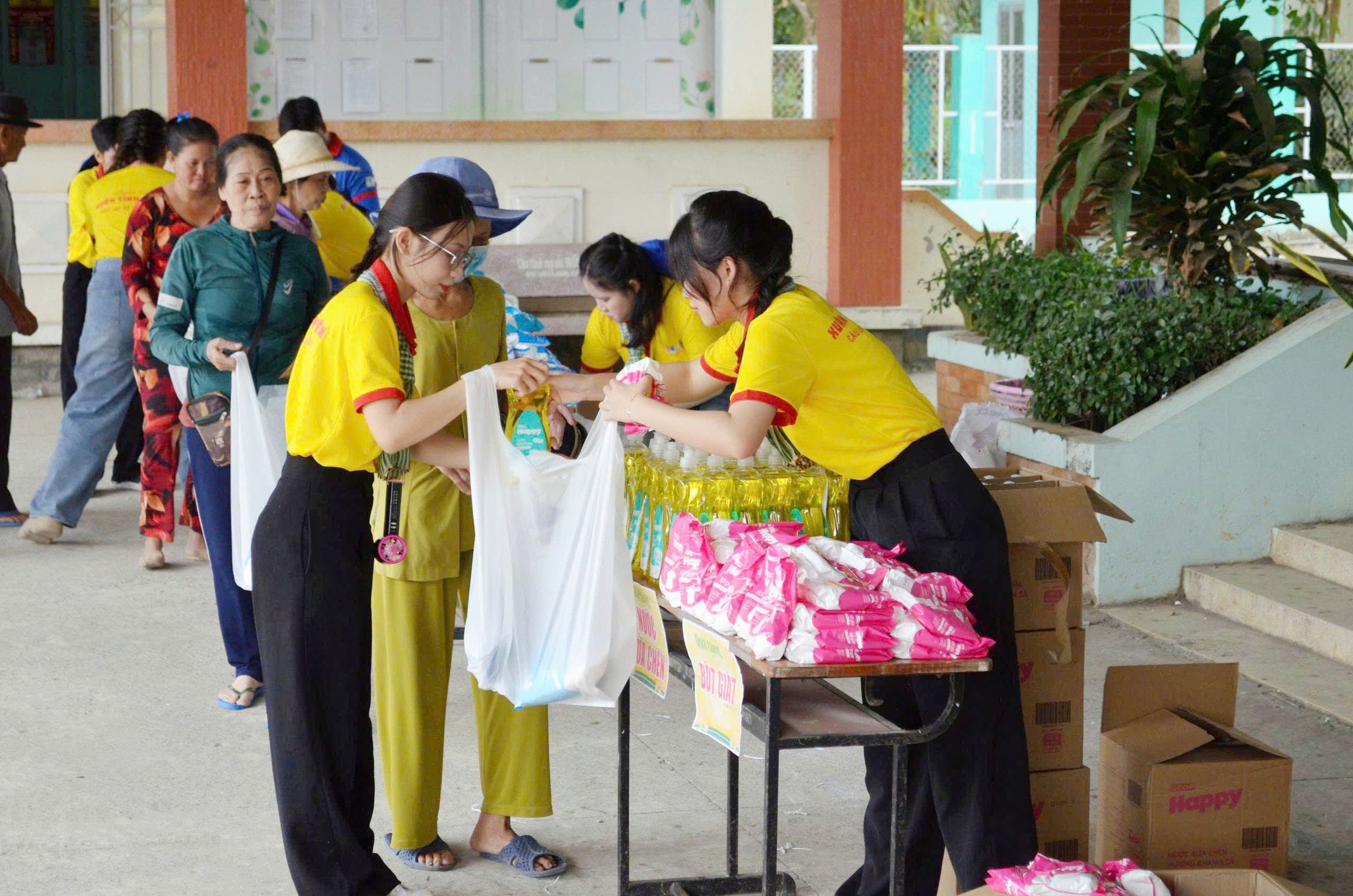 Mang Xuân về xã biên giới - Ảnh 36.