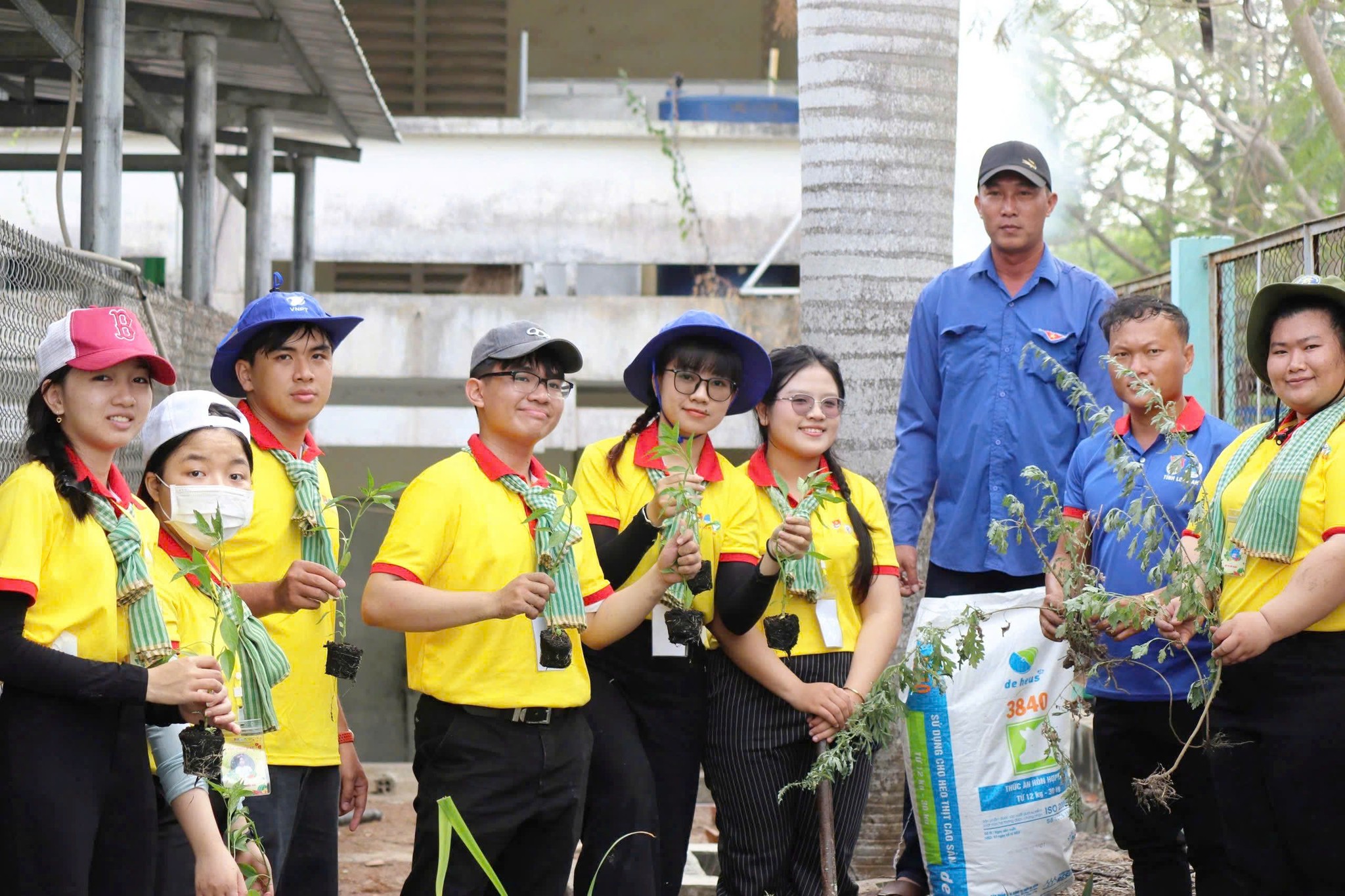 Mang Xuân về xã biên giới - Ảnh 10.