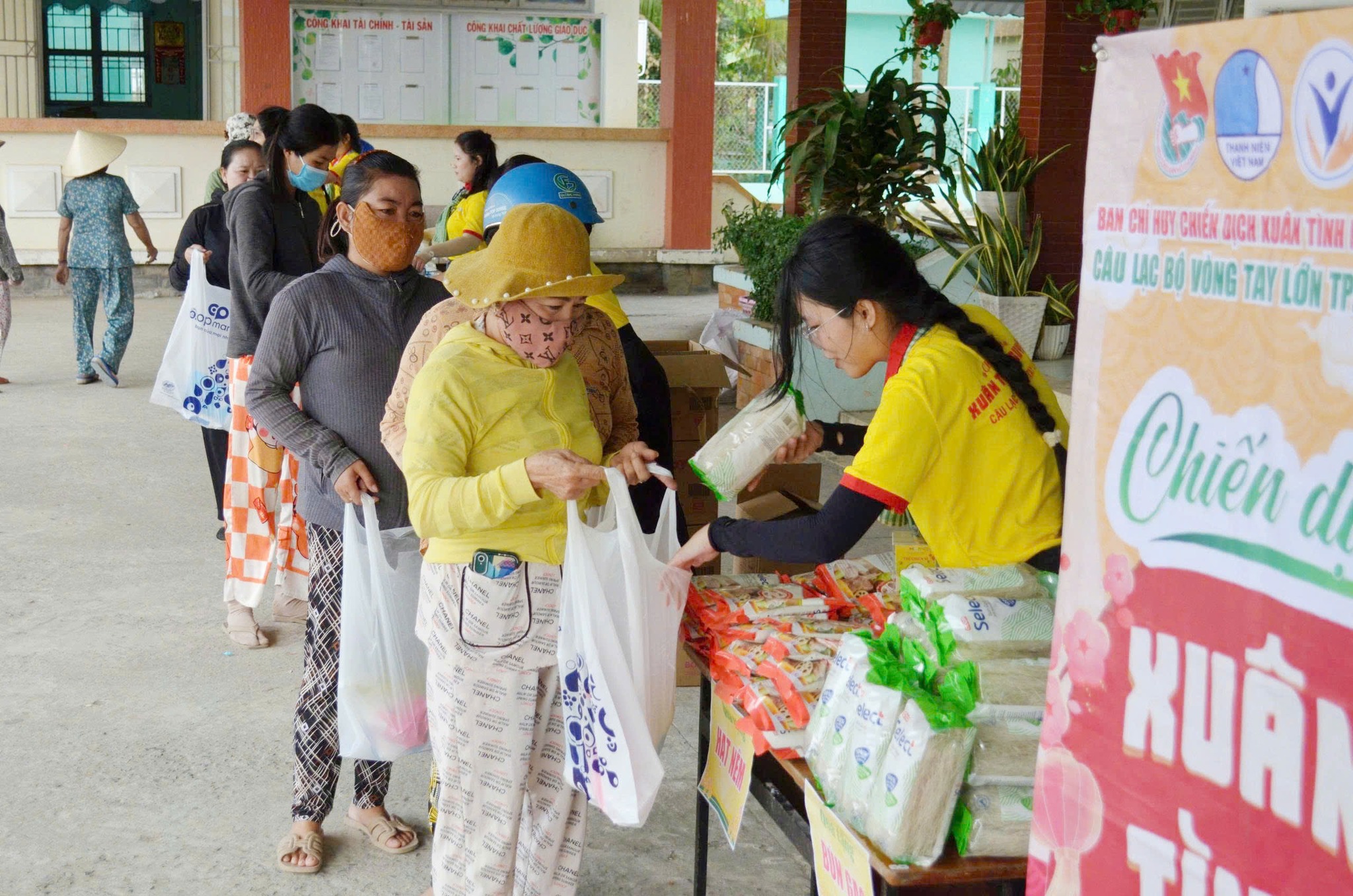 Mang Xuân về xã biên giới - Ảnh 37.