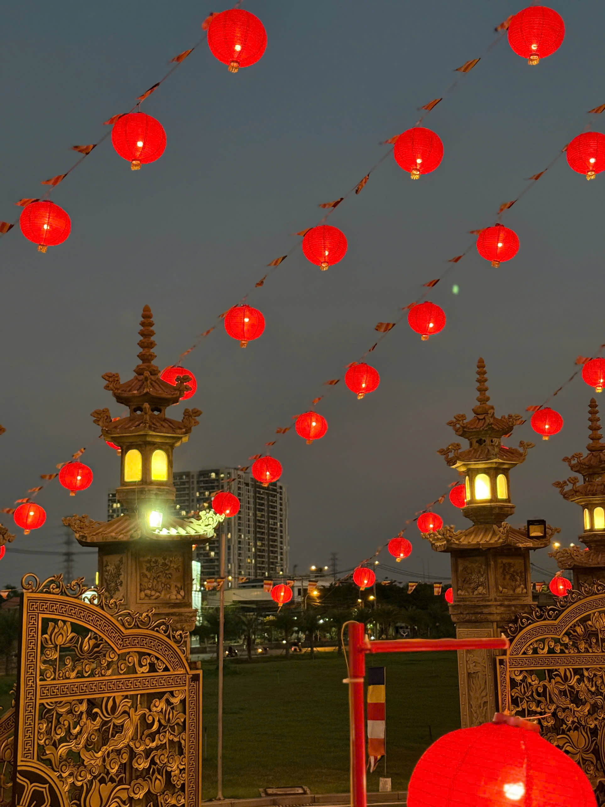 Cuối năm, người dân TPHCM tìm về chùa để nhẹ lòng - Ảnh 5.