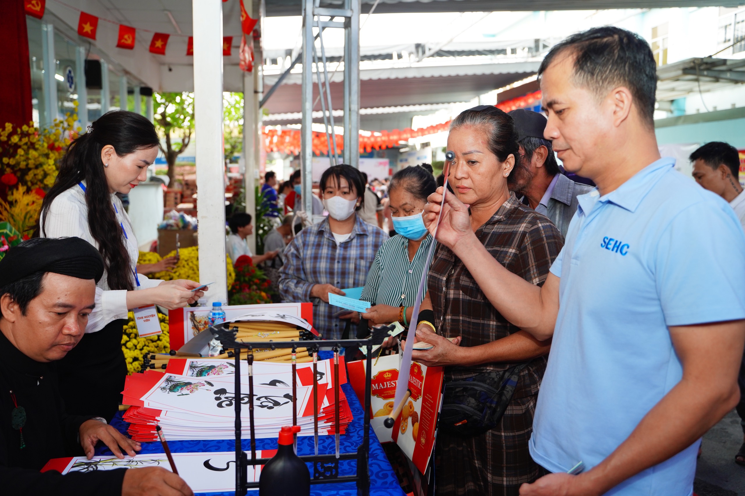 Những món quà ý nghĩa đến với bệnh nhân, người khuyết tật dịp Tết - Ảnh 1.