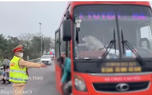 Xe khách 45 chỗ "nhồi nhét" 83 người