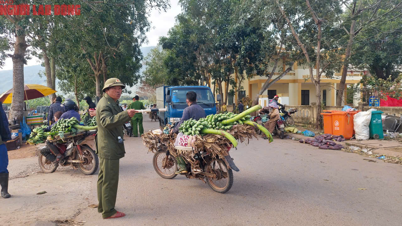 Về điểm tập kết mới, chợ chuối mật mốc ở Quảng Trị hoạt động ra sao trong dịp cận Tết? - Ảnh 14.
