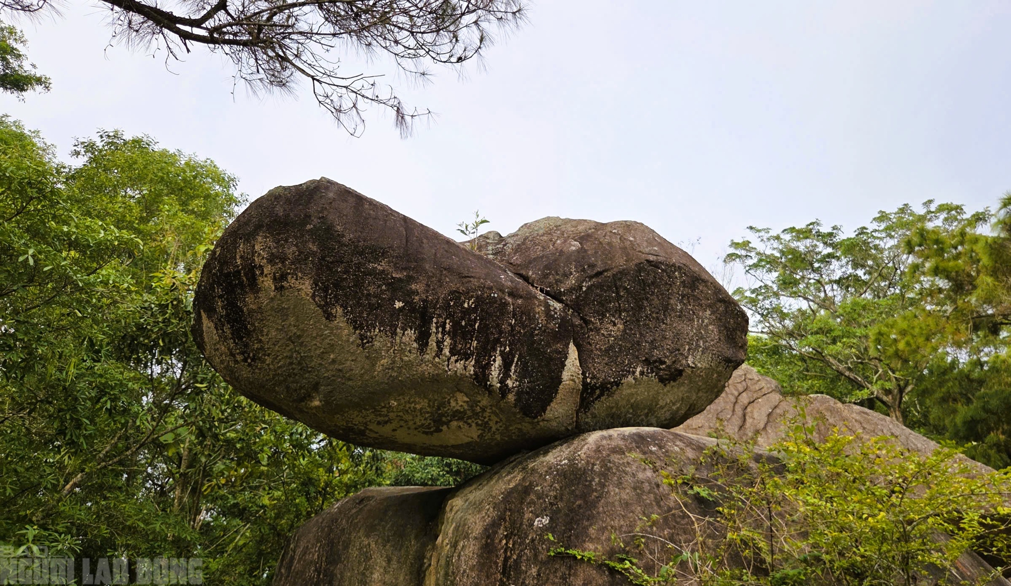 Hai tảng đ&aacute; "khổng lồ" tr&ecirc;n đỉnh n&uacute;i ở Thanh H&oacute;a - biểu tượng cho mối t&igrave;nh thủy chung - Ảnh 5.