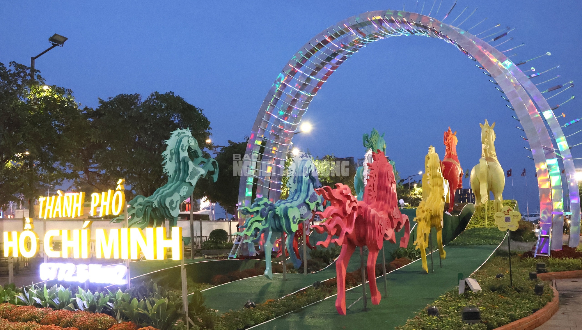 Hé lộ linh vật Ngựa ở Đường hoa Nguyễn Huệ trước giờ G - Ảnh 16.