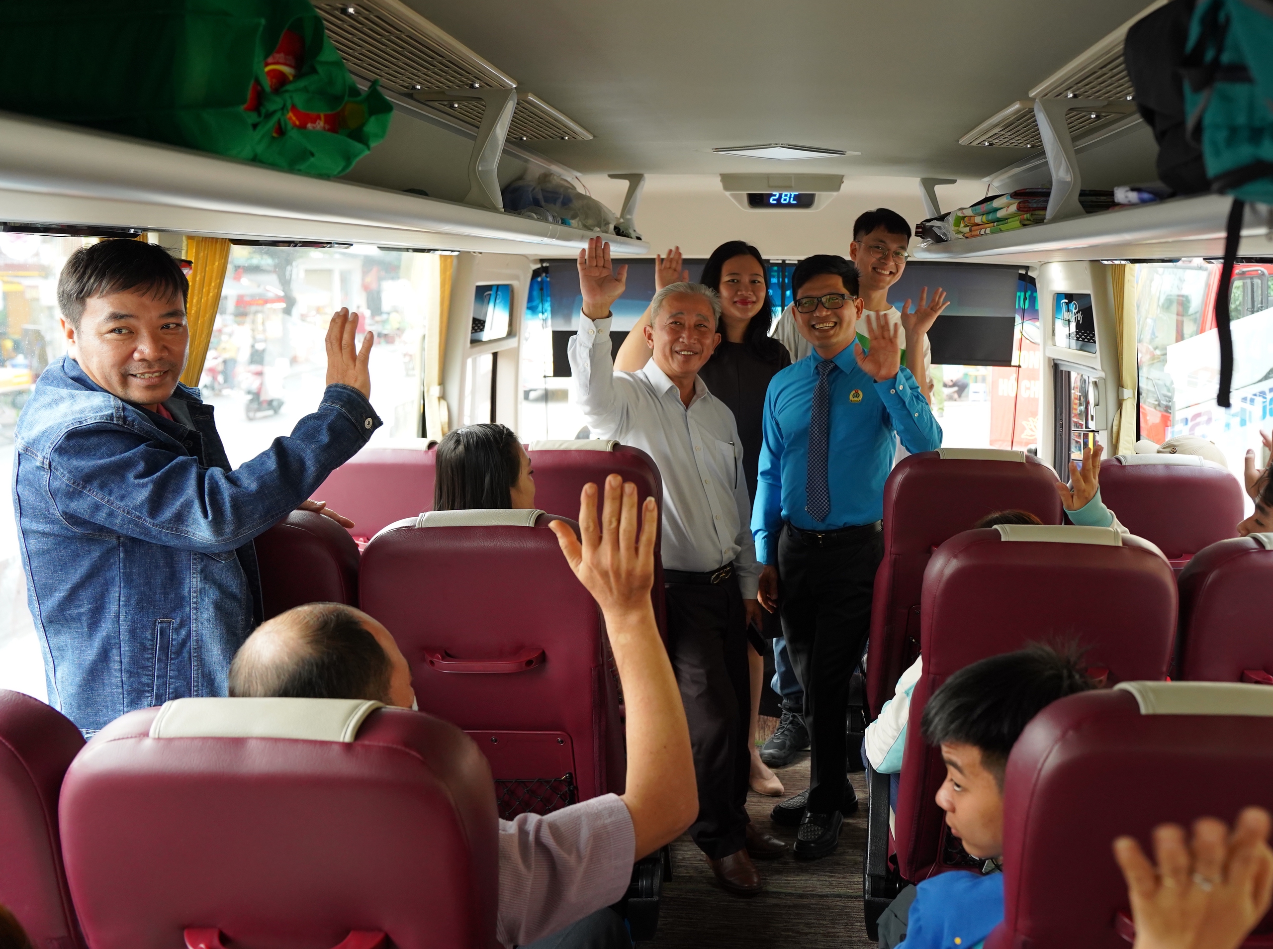 Niềm vui tr&ecirc;n những chuyến xe m&ugrave;a Xu&acirc;n 0 đồng hướng về qu&ecirc; hương - Ảnh 4.
