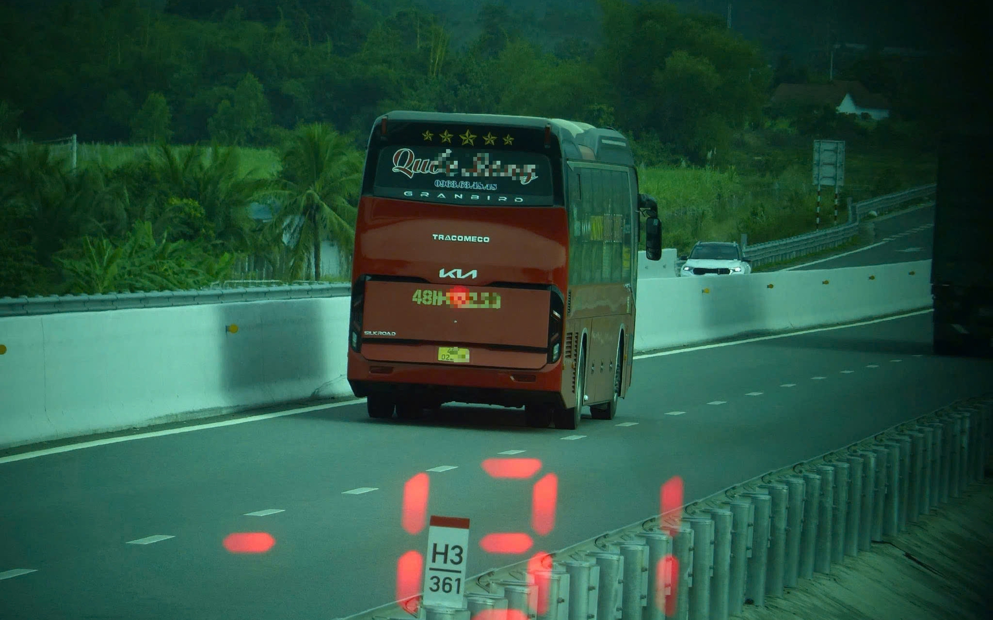 3 ngày, 250 xe khách vi phạm tốc độ trên đường cao tốc TPHCM - Vân Phong