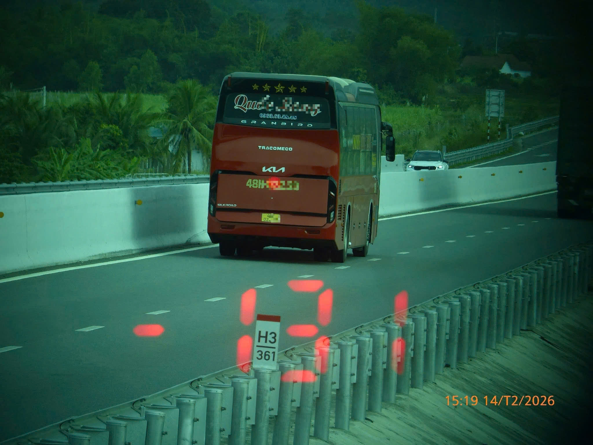 250 Xe khách vi phạm tốc độ trên cao tốc TPHCM - Vân Phong Trong 3 ngày - Ảnh 1.