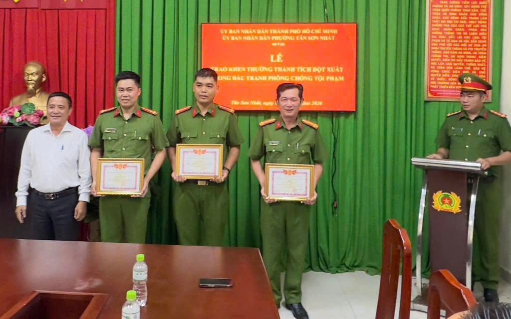 Khen thưởng cá nhân, tập thể công an phá nhanh vụ cướp ngân hàng