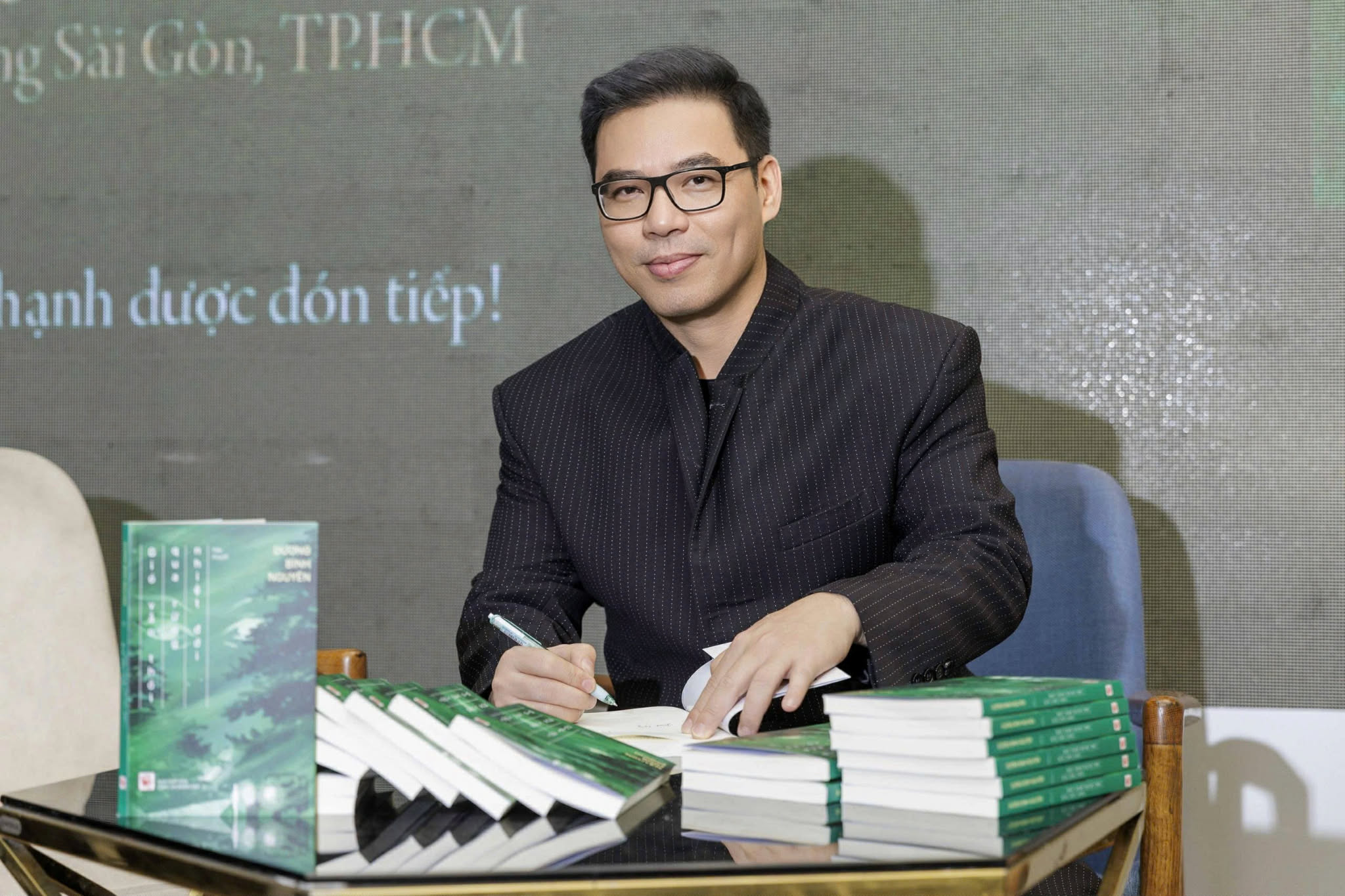 Nh&agrave; văn Dương B&igrave;nh Nguy&ecirc;n: T&ocirc;i lu&ocirc;n bị &aacute;m ảnh điều g&igrave; khiến người b&igrave;nh thường th&agrave;nh kẻ g&acirc;y &aacute;n - Ảnh 3.