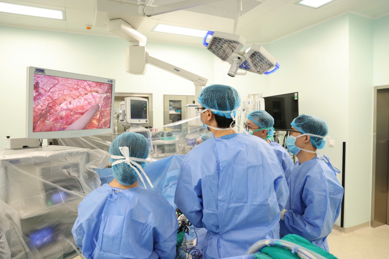 Đang về qu&ecirc; đ&oacute;n Tết, nhiều y, b&aacute;c sĩ quay lại viện v&igrave; ca gh&eacute;p gan - Ảnh 1.