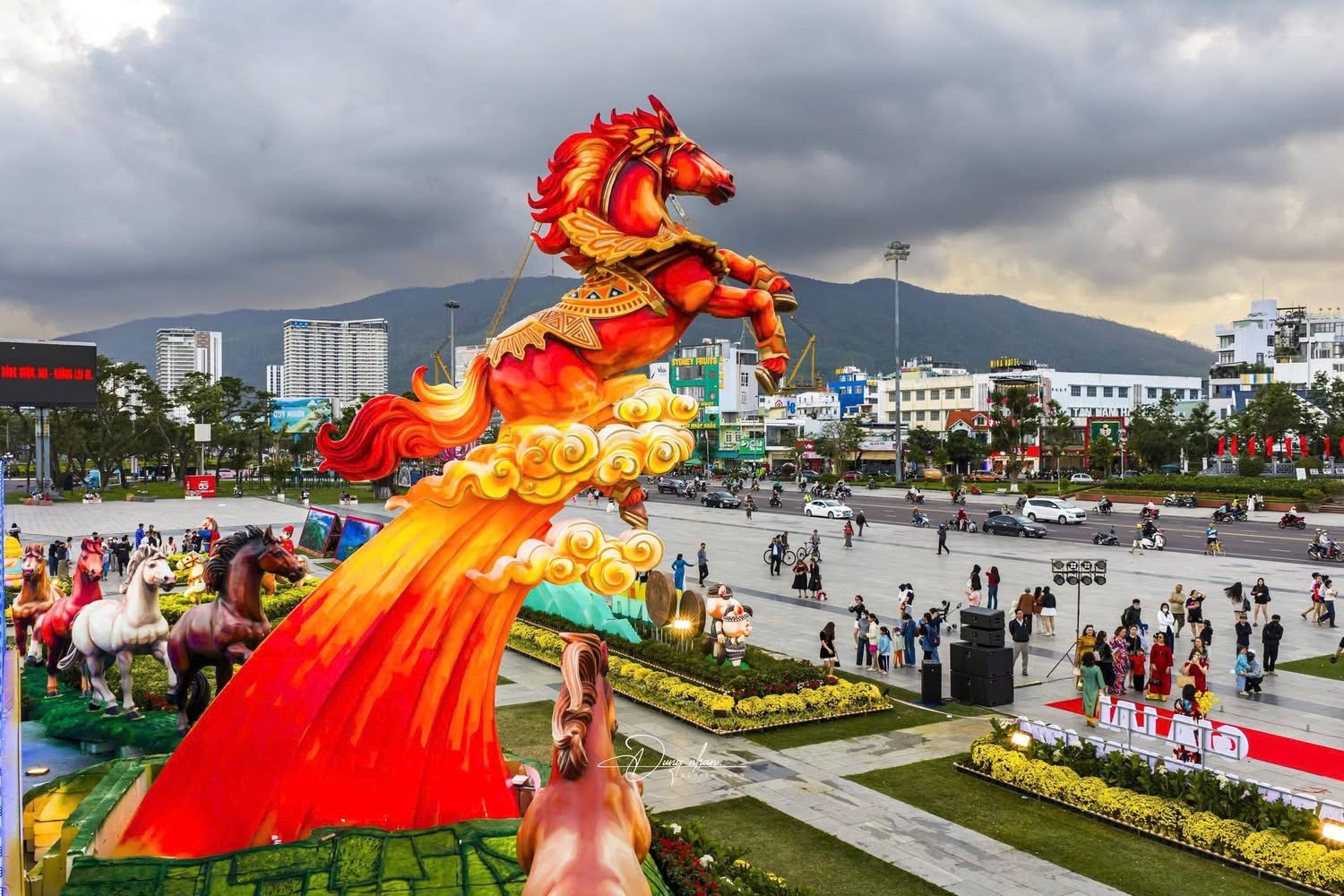 Đổ xô check-in linh vật ngựa “mặt cộc” gây bão mạng xã hội ở phố biển Quy Nhơn - Ảnh 24.