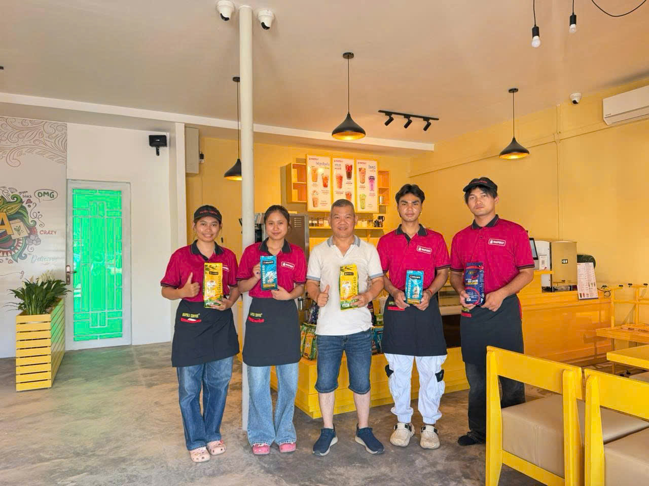 Napoly Coffee khai trương quán cà phê nhượng quyền đầu tiên tại Campuchia - Ảnh 1.