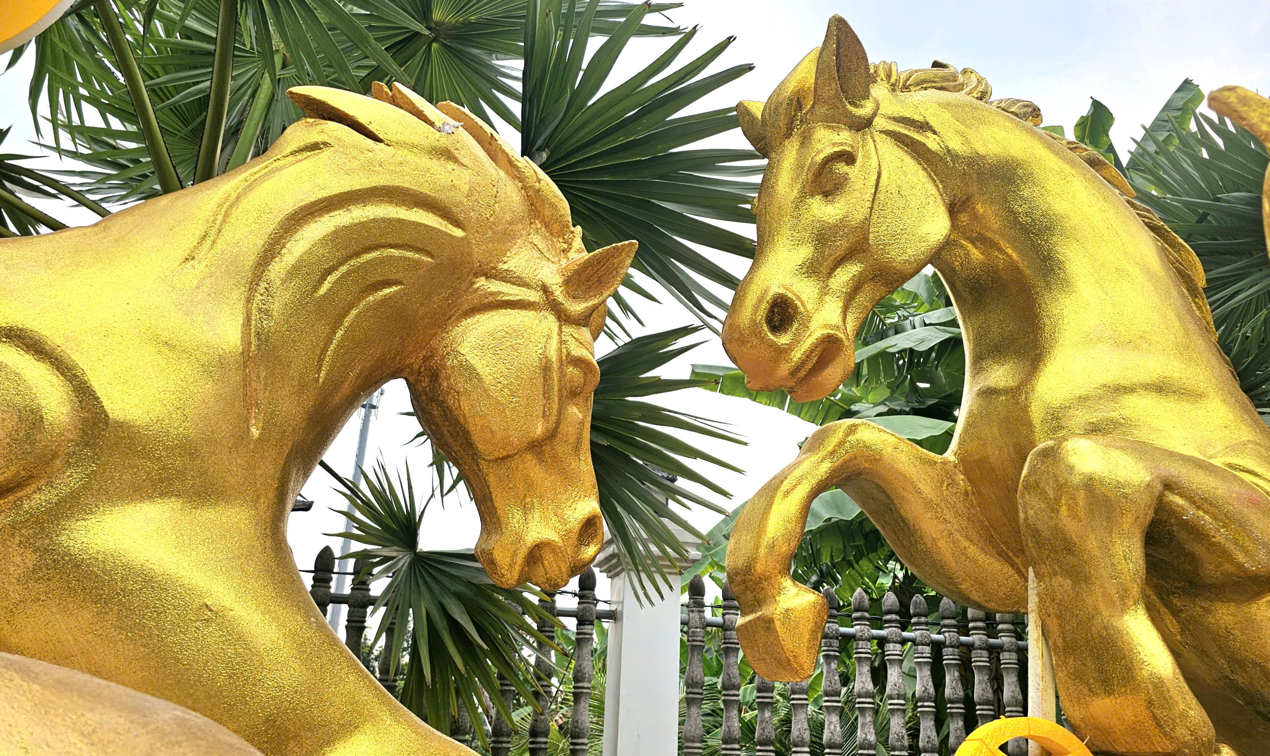 Dàn linh vật ngựa Mã đáo thành công thu hút du khách tại phường Chánh Hiệp 2026 - Ảnh 1.