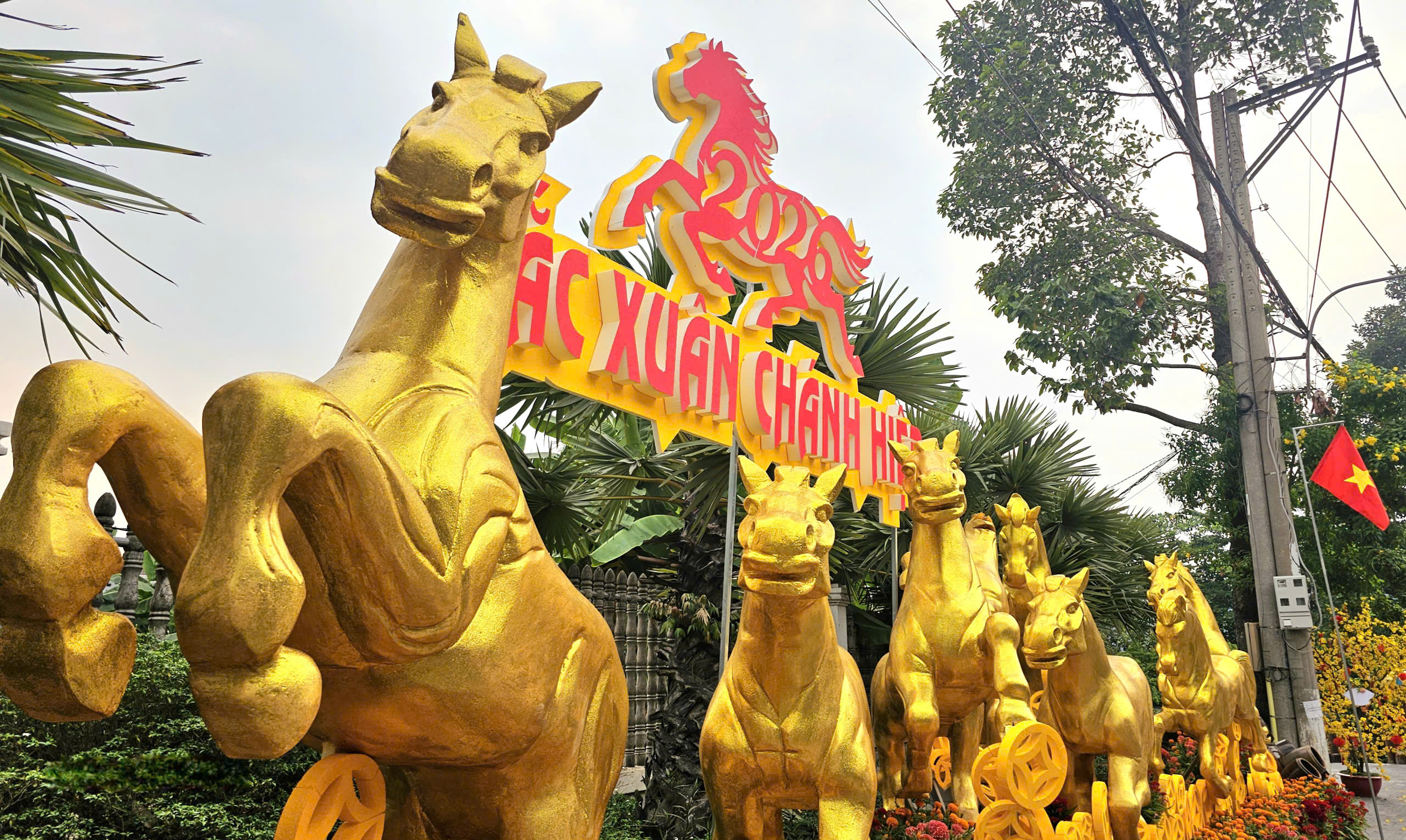 Dàn linh vật ngựa Mã đáo thành công thu hút du khách tại phường Chánh Hiệp 2026 - Ảnh 3.
