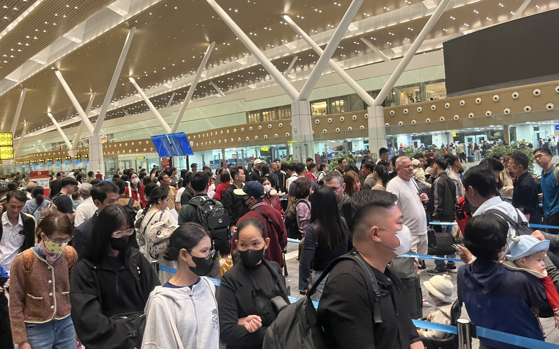 Bất ngờ vé máy bay Tết từ TPHCM đi Hà Nội ngày 28 tháng Chạp