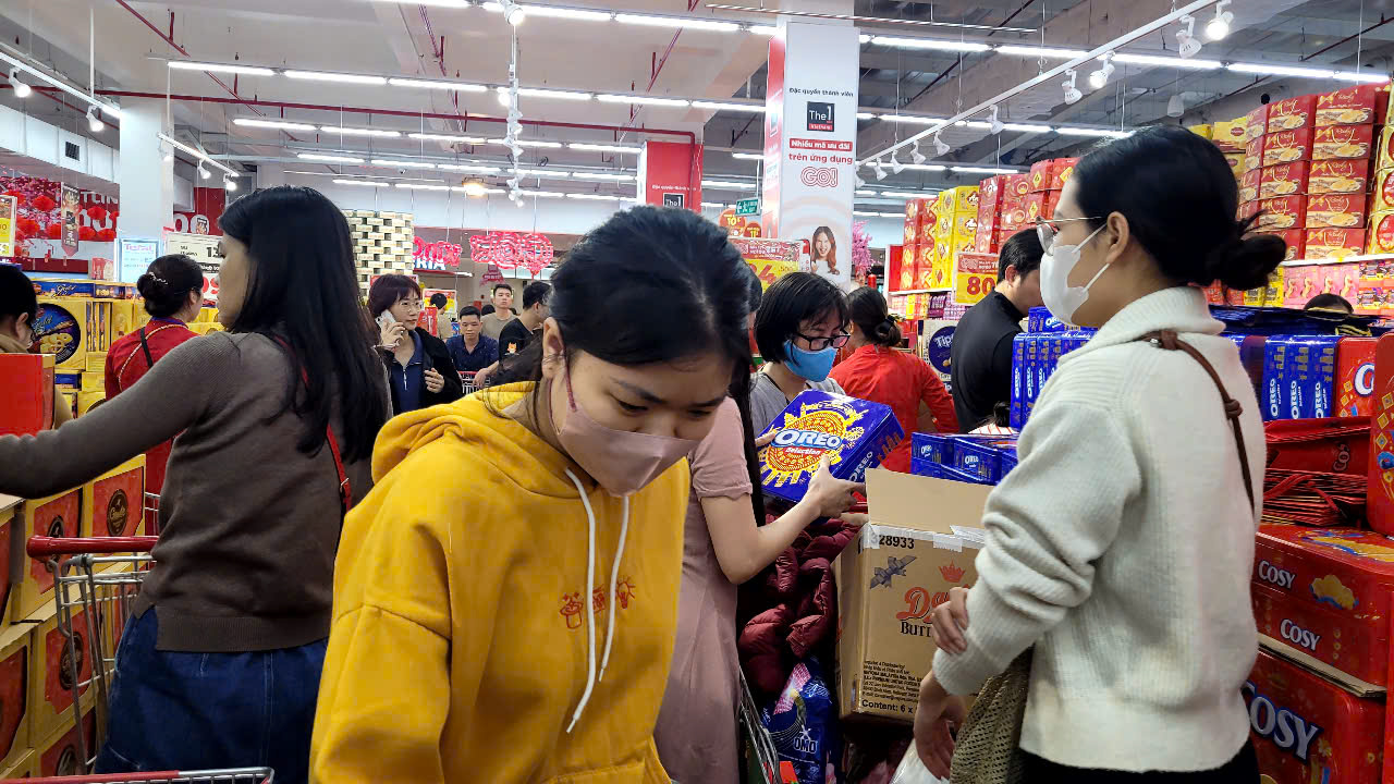 Si&ecirc;u thị đ&ocirc;ng nghẹt với h&agrave;ng ng&agrave;n người đổ về mua sắm Tết 2026 - Ảnh 1.