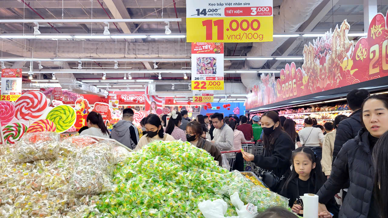 Si&ecirc;u thị đ&ocirc;ng nghẹt với h&agrave;ng ng&agrave;n người đổ về mua sắm Tết 2026 - Ảnh 6.