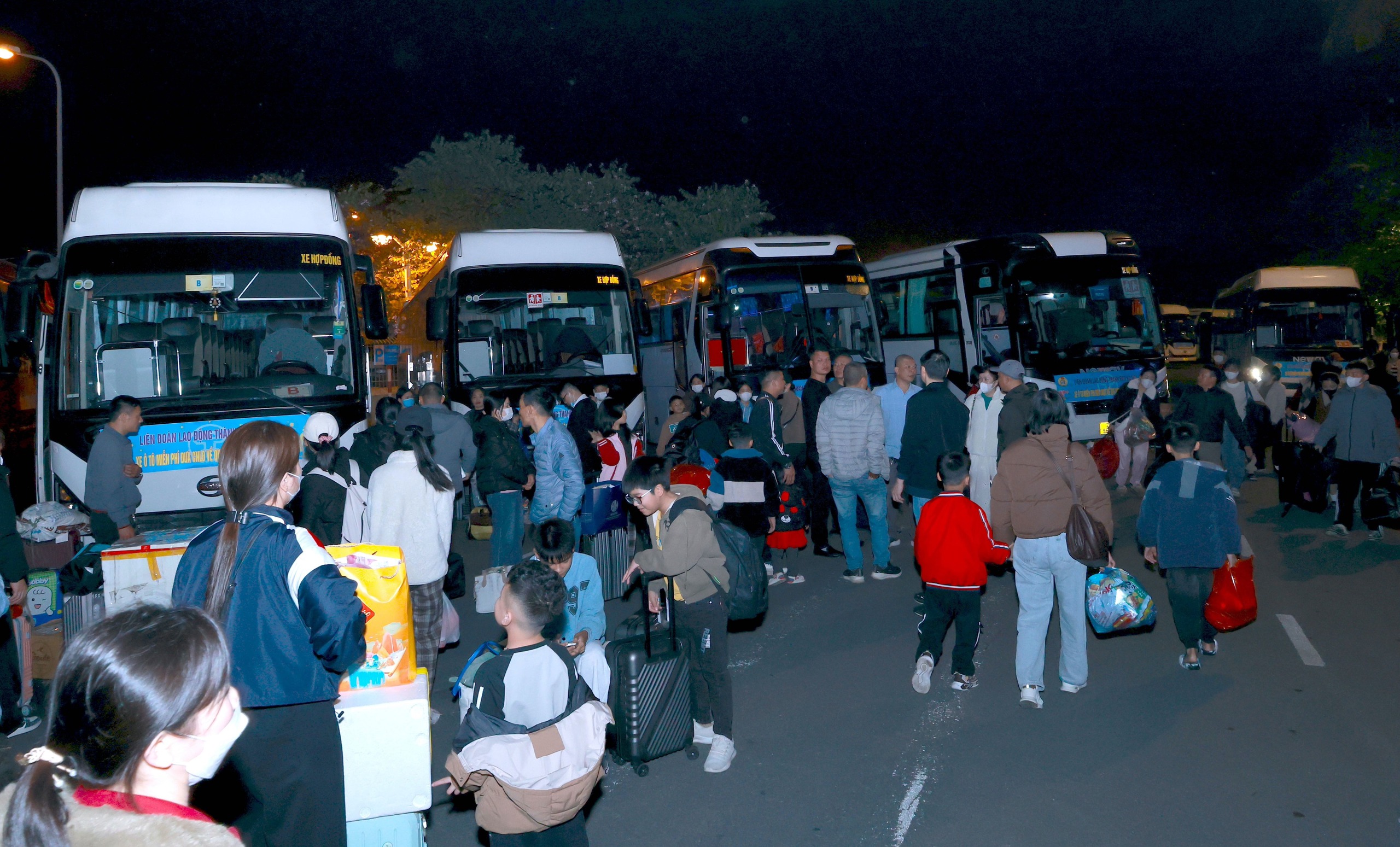 26 chuyến xe C&ocirc;ng đo&agrave;n đưa 1.200 c&ocirc;ng nh&acirc;n lao động về qu&ecirc; đ&oacute;n Tết miễn ph&iacute; - Ảnh 1.