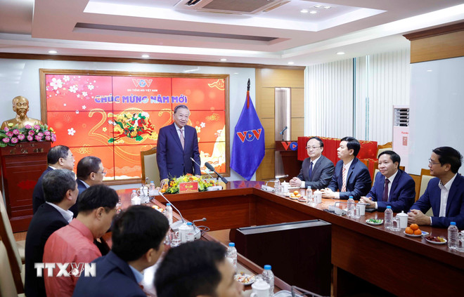 Tổng B&iacute; thư T&ocirc; L&acirc;m thăm, ch&uacute;c Tết c&aacute;n bộ, ph&oacute;ng vi&ecirc;n VTV v&agrave; VOV - Ảnh 2.