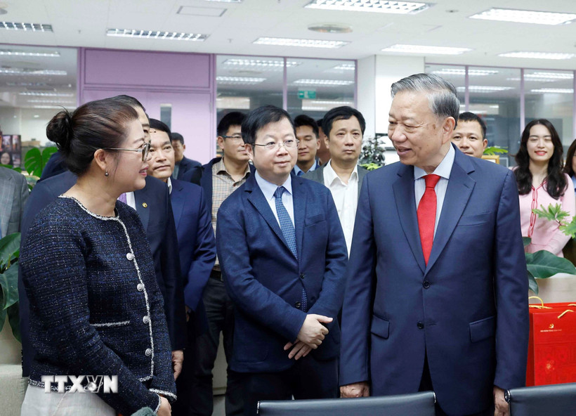 Tổng B&iacute; thư T&ocirc; L&acirc;m thăm, ch&uacute;c Tết c&aacute;n bộ, ph&oacute;ng vi&ecirc;n VTV v&agrave; VOV - Ảnh 1.