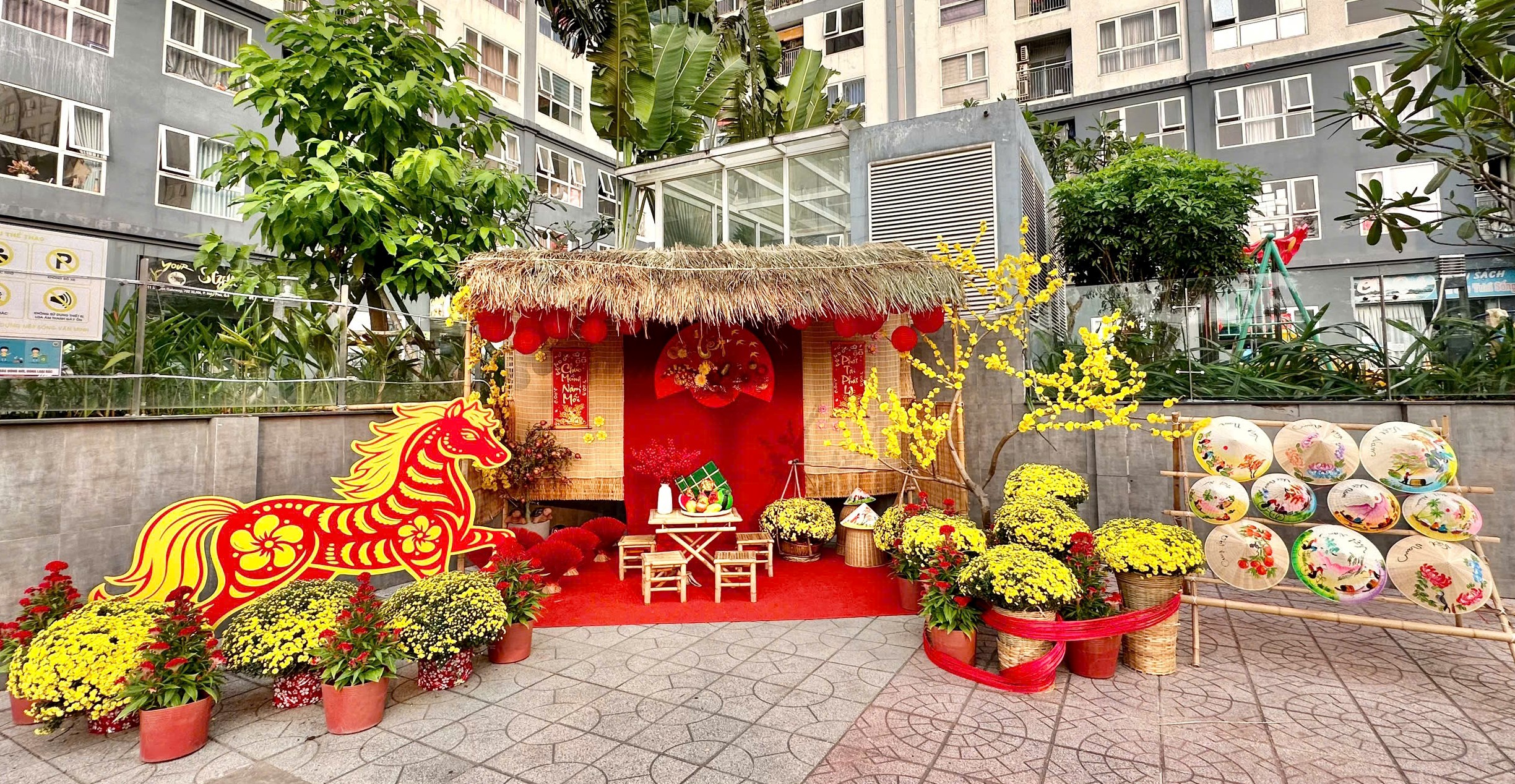 TPHCM rực rỡ sắc màu những ngày Tết đến Xuân về - Ảnh 14.