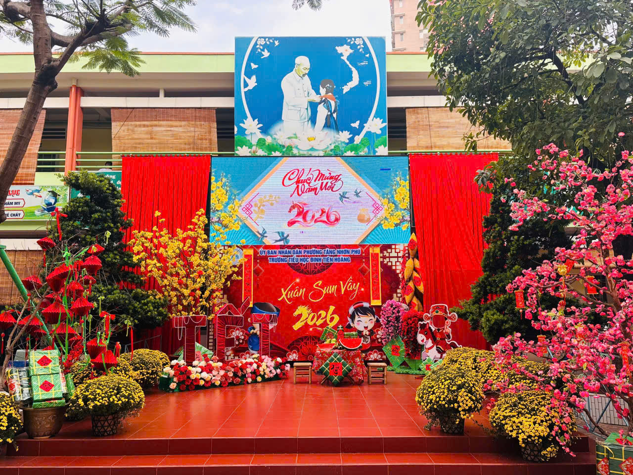 TPHCM rực rỡ sắc màu những ngày Tết đến Xuân về - Ảnh 12.