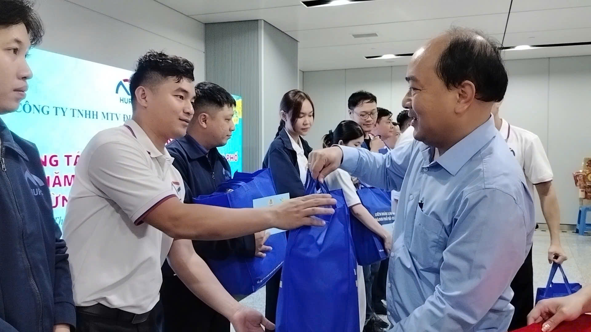 Chủ tịch LĐLĐ TPHCM động viên người lao động làm việc xuyên Tết - Ảnh 4.