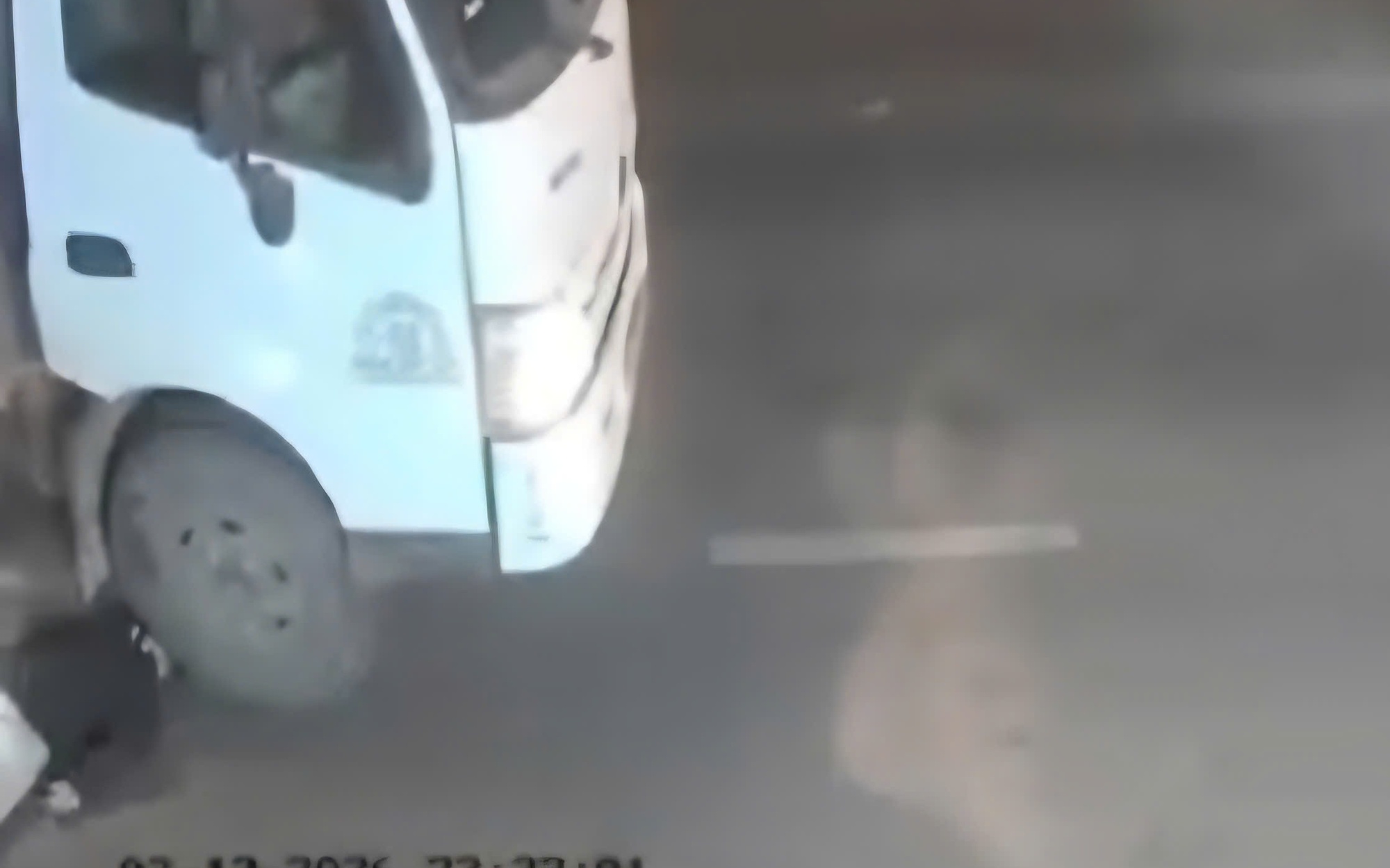 CLIP: Sau va chạm, xe tải cán nạn nhân tử vong trong lúc bỏ chạy