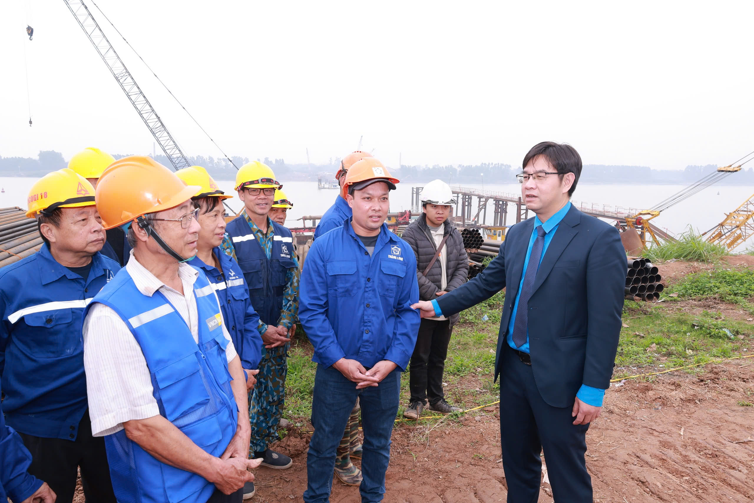 C&ocirc;ng nh&acirc;n b&aacute;m c&ocirc;ng trường trọng điểm, l&agrave;m việc xuy&ecirc;n Tết B&iacute;nh Ngọ 2026 - Ảnh 1.