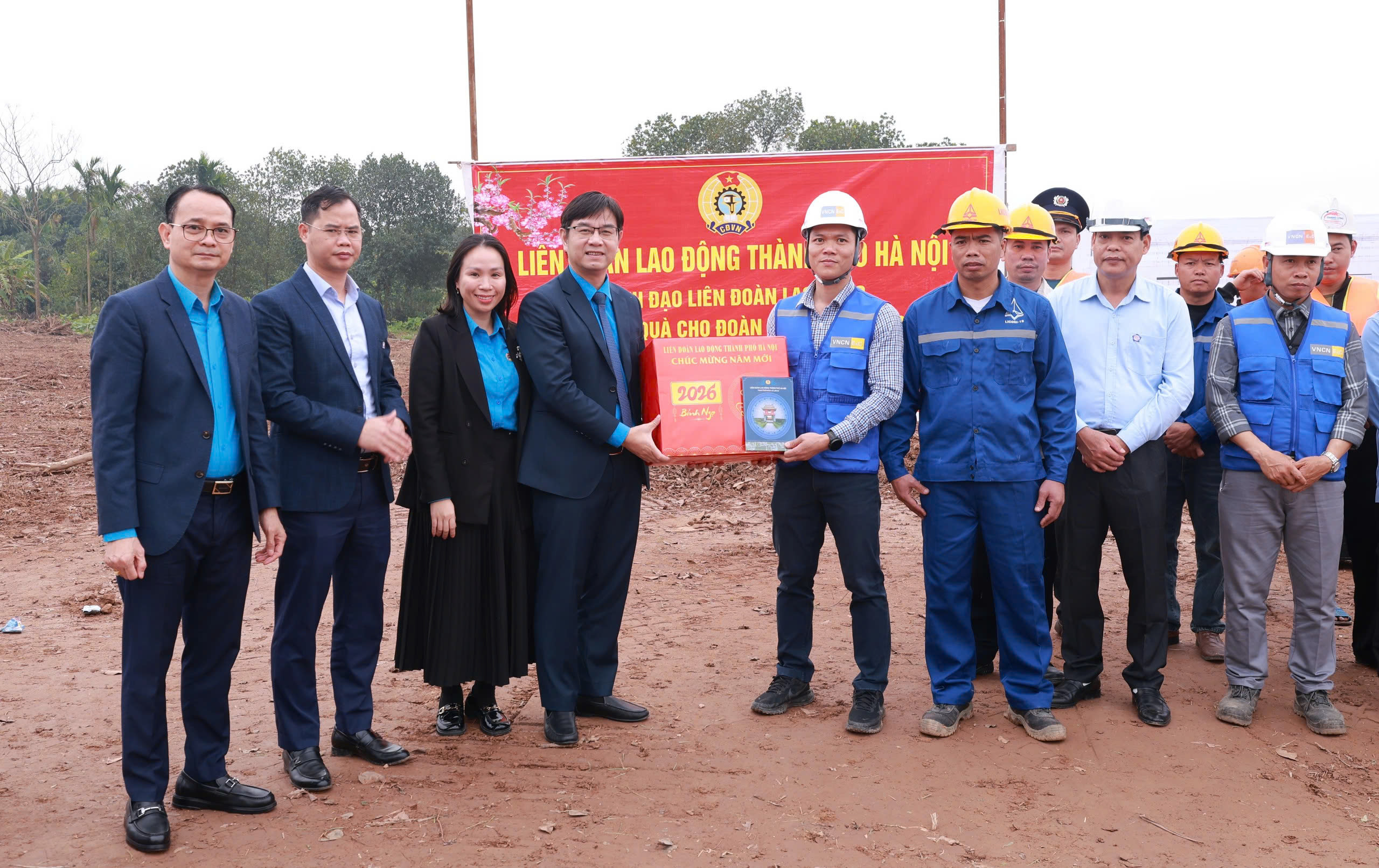 C&ocirc;ng nh&acirc;n b&aacute;m c&ocirc;ng trường trọng điểm, l&agrave;m việc xuy&ecirc;n Tết B&iacute;nh Ngọ 2026 - Ảnh 3.